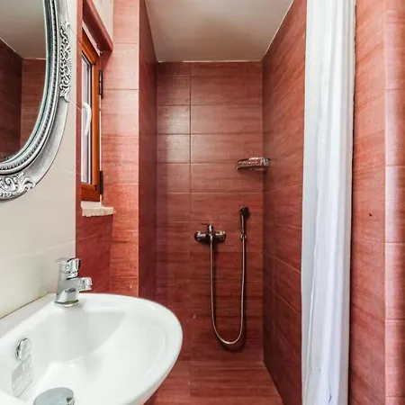 Daire Stone - Cosy Mountain Escape